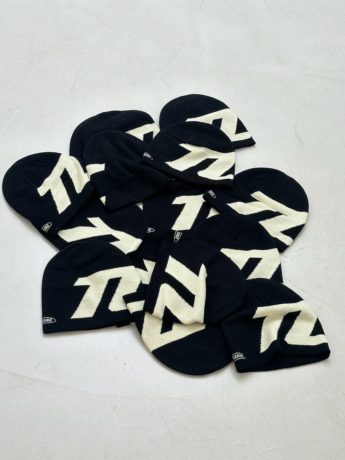 BEANIE - black creme