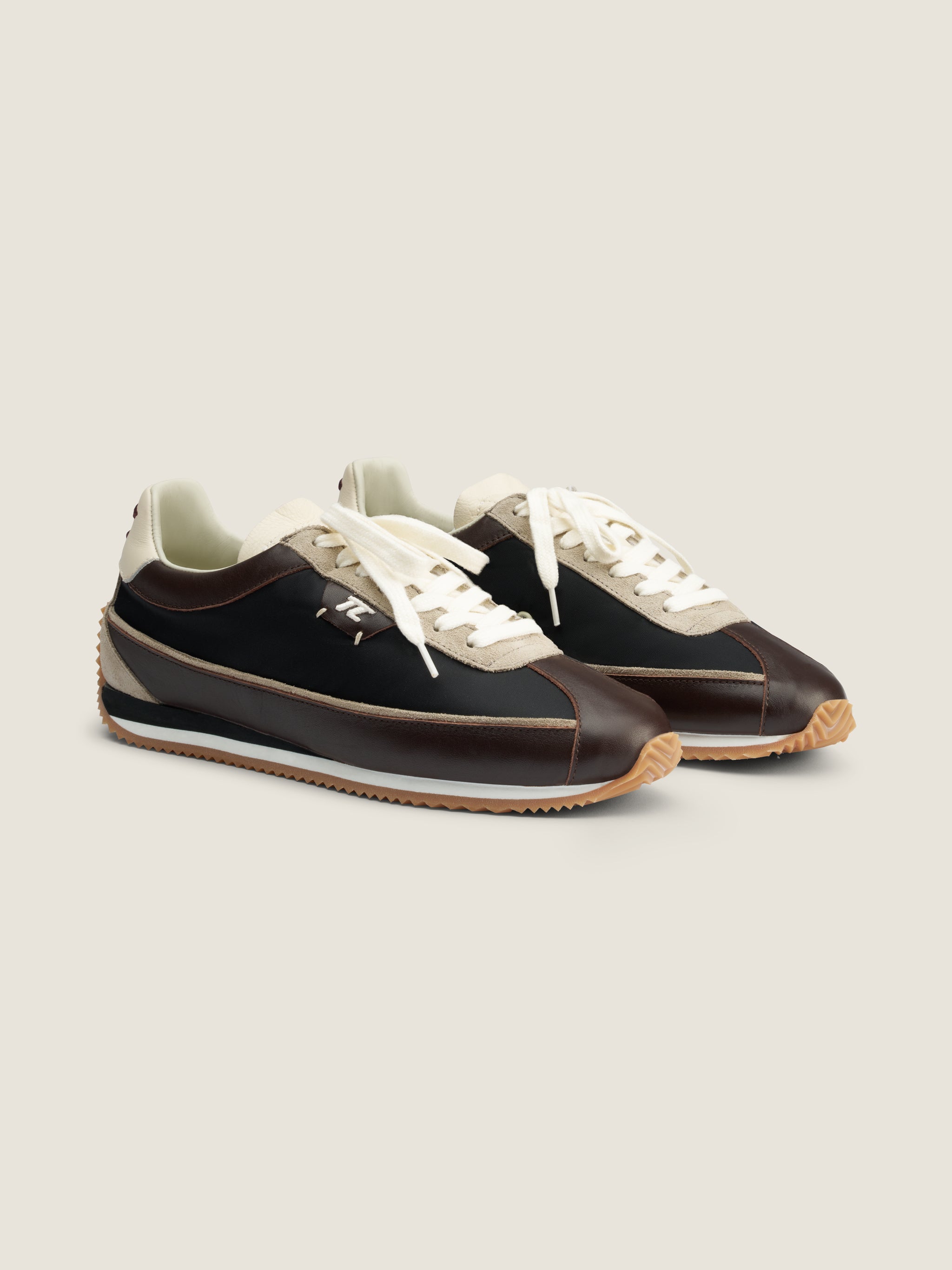 SCHUMY earth Sneaker – Seitenansicht schräg